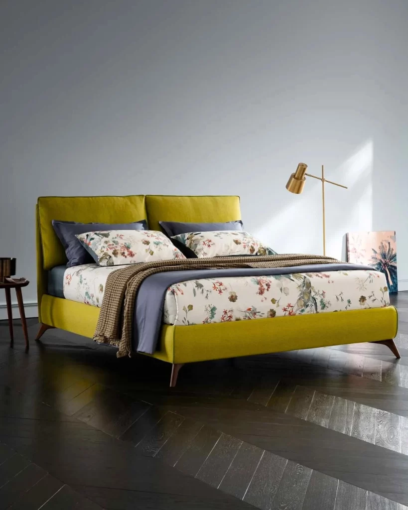 Letto matrimoniale contenitore con testiera imbottita in camera da letto di appartamento genovese, proposto da Flessing Cocchella